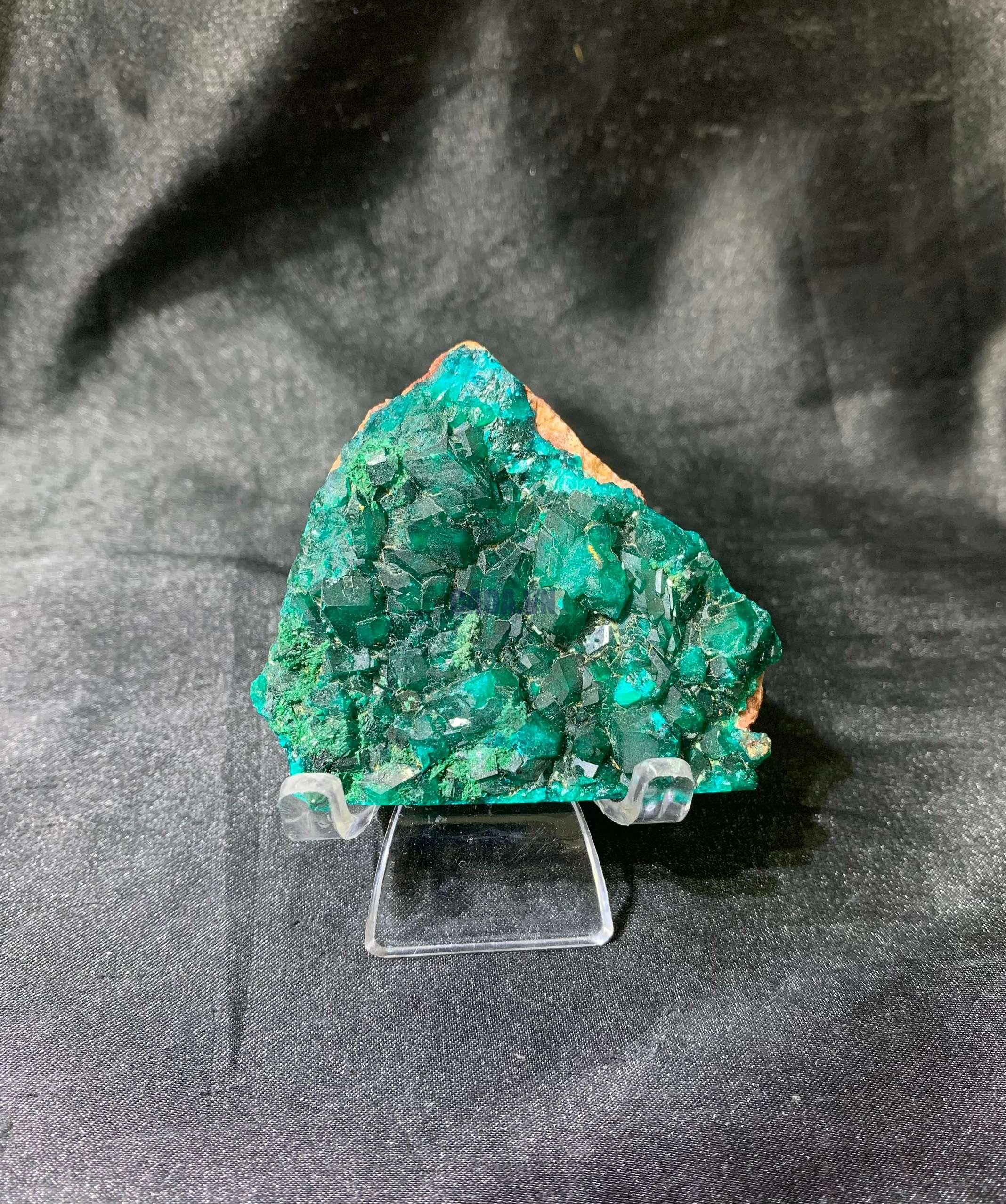 DIOPTASE SPECIMEN – TINH THỂ SƯU TÂM | CADA DECOR