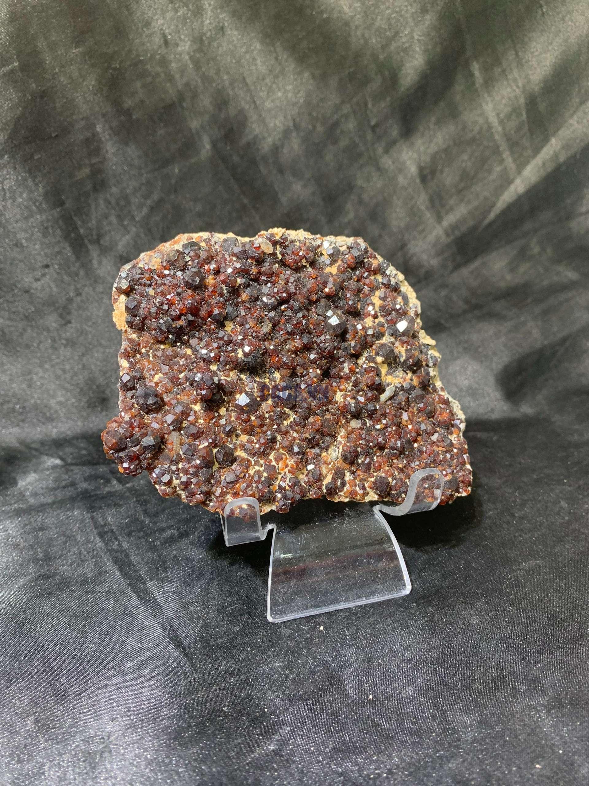 GARNET SPECIMEN – TINH THỂ SƯU TẦM, KL: 0,3kg - KT: 10x7cm | CADA DECOR
