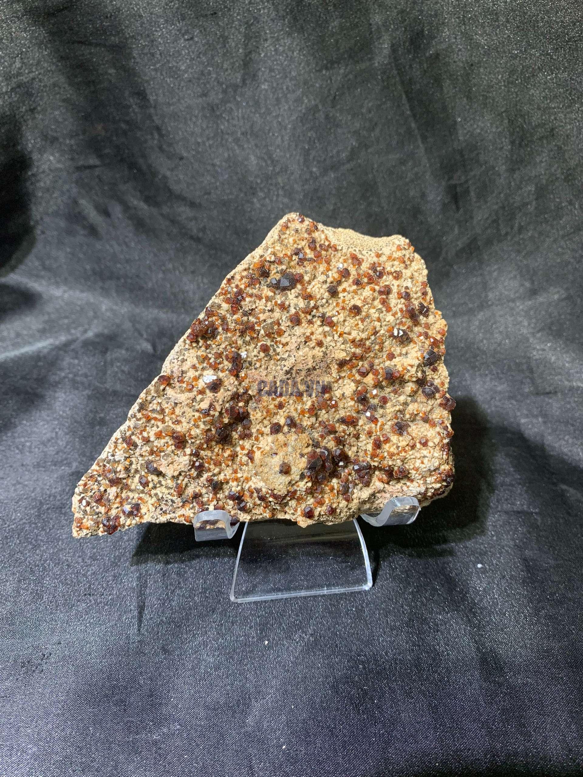 GARNET SPECIMEN – TINH THỂ SƯU TẦM, KL: 0,272kg – KT: 11x8cm | CADA DECOR