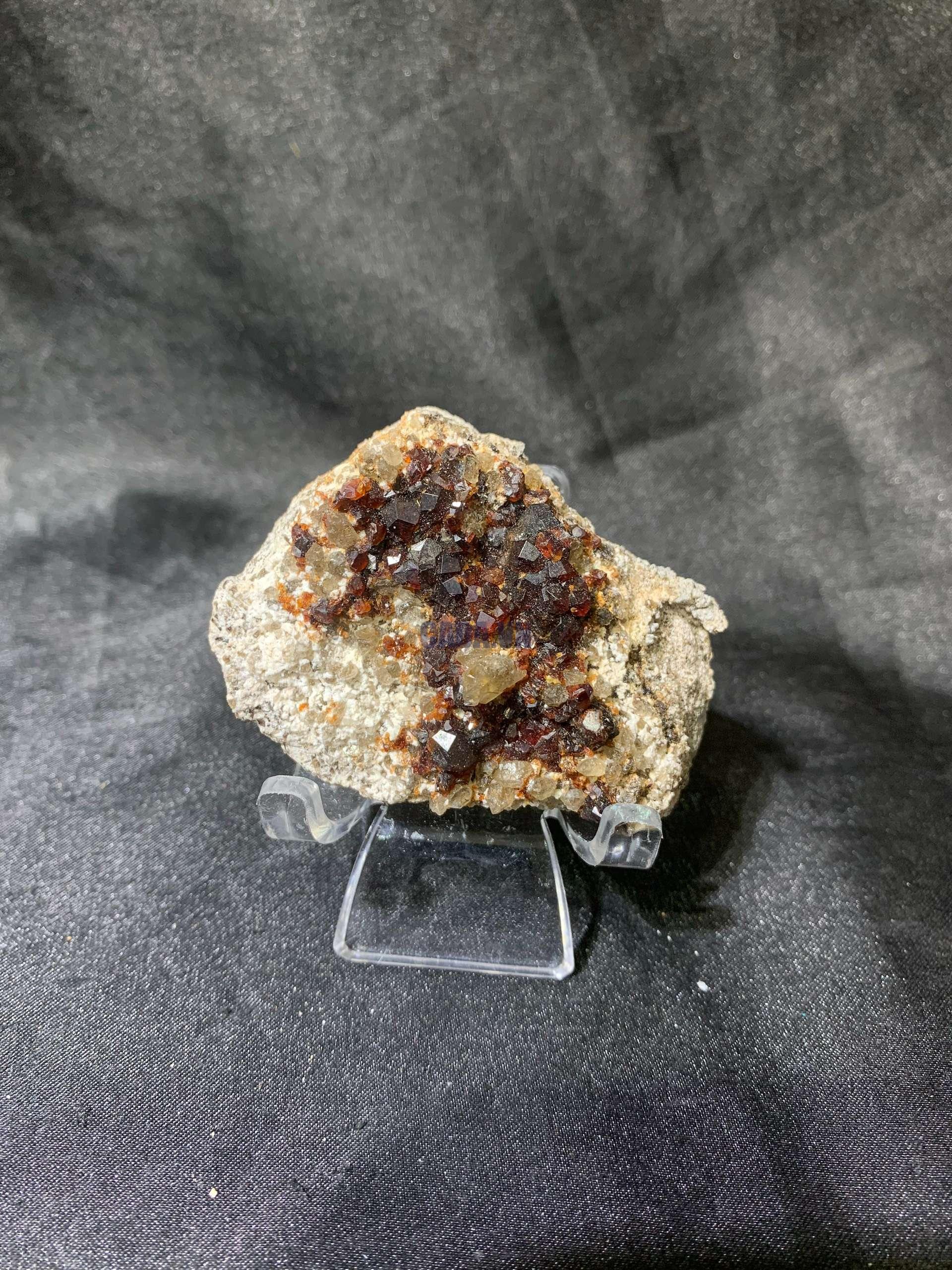 GARNET SPECIMEN – TINH THỂ SƯU TẦM, KL: 0,072kg – KT: 6x4cm | CADA DECOR