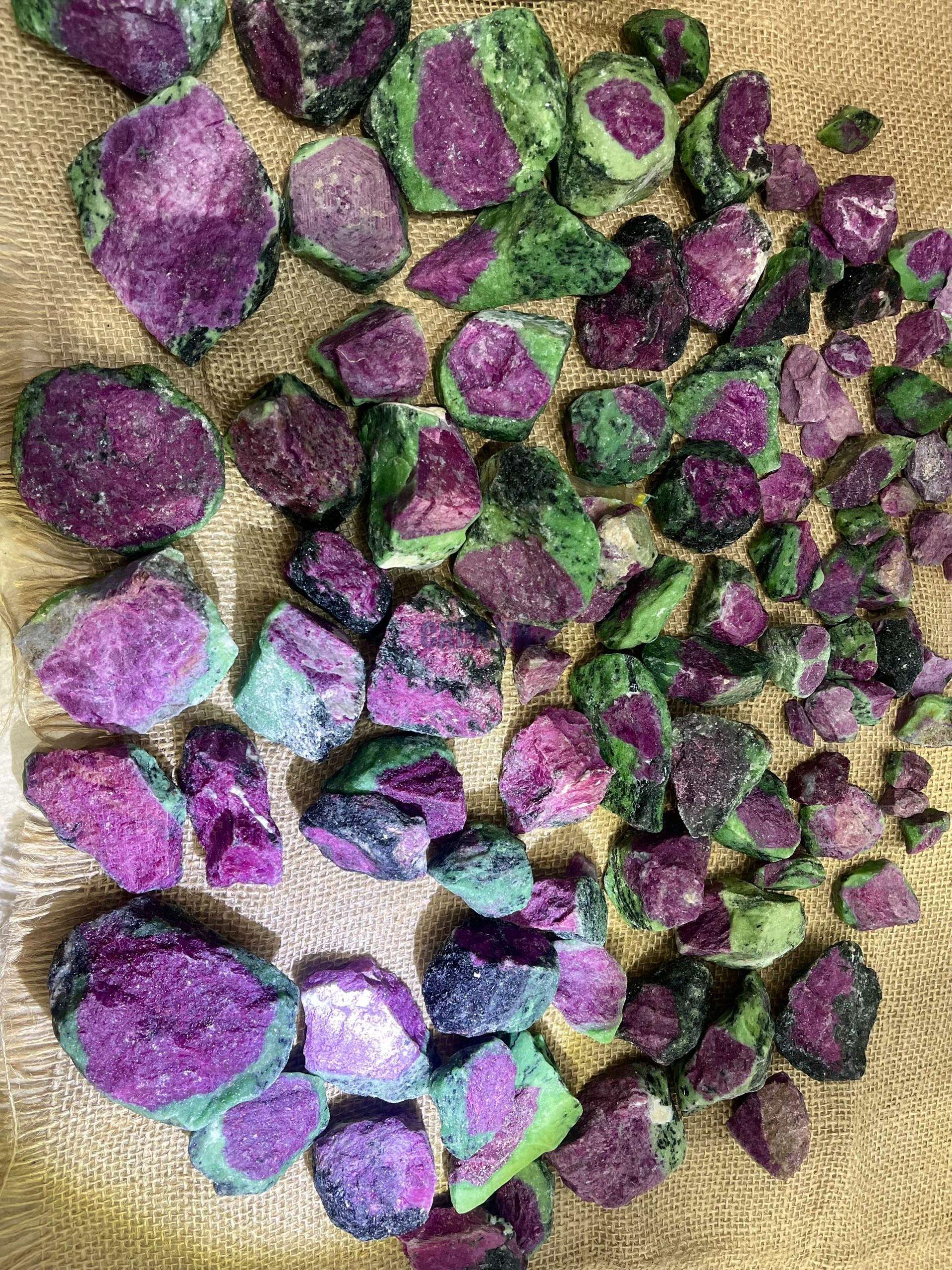 Đá Thô Ruby In Zoisite | CADA DECOR