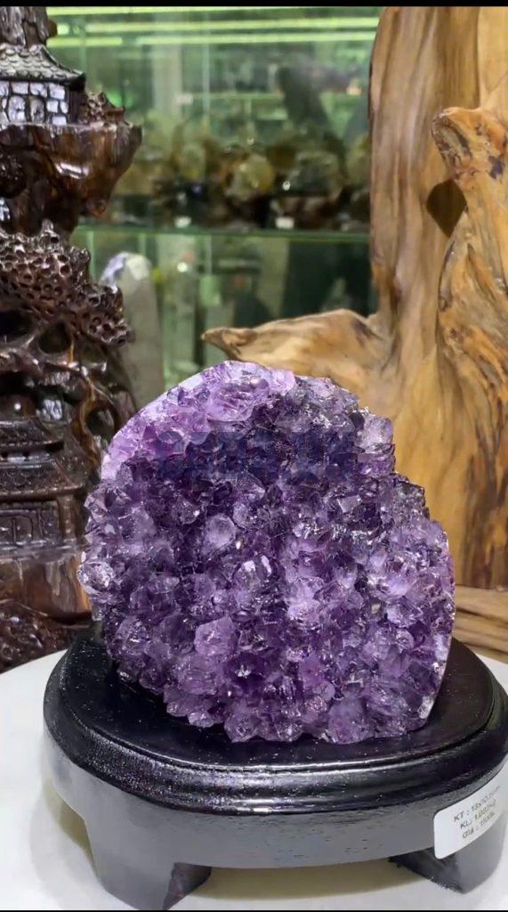 Thạch Anh Tím - Amethyst kèm đế gỗ KT: 13x10.5cm - KL: 1.032kg