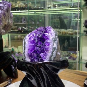 Thạch Anh Tím Uruguay - Amethyst tím đậm kèm đế gỗ KT: 20x10cm - KL: 874g