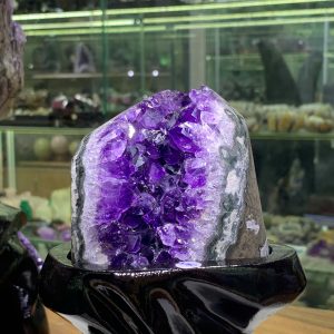Thạch Anh Tím Uruguay - Amethyst tím đậm kèm đế gỗ KT: 20x10cm - KL: 874g
