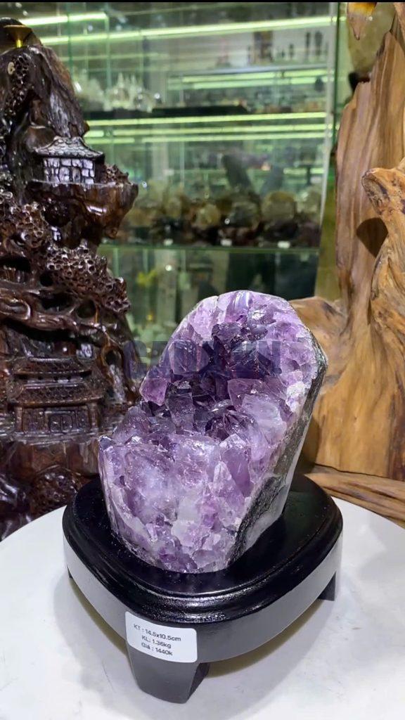 Thạch Anh Tím - Amethyst kèm đế gỗ KT: 14.5x10.5cm - KL: 1,36kg