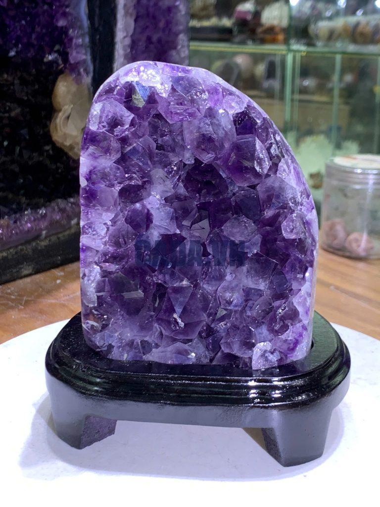 Thạch Anh Tím - Amethyst kèm đế gỗ KT: 16x10cm - KL: 1.58kg