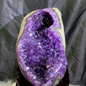 Thạch Anh Tím - Amethyst kèm đế gỗ KT: 27x21cm - KL: 3.864kg