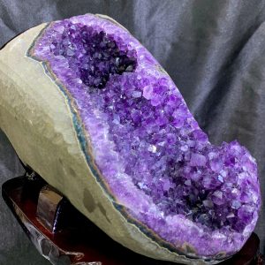 Thạch Anh Tím - Amethyst kèm đế gỗ KT: 27x21cm - KL: 3.864kg
