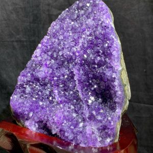Thạch Anh Tím - Amethyst kèm đế gỗ KT: 24x17cm - KL: 2.39kg