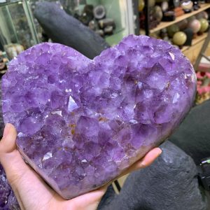 Trái tim Thạch Anh Tím - Amethyst Heart kèm đế gỗ KT: 22x 18cm - KL: 2.6kg