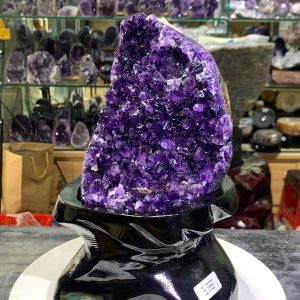 Thạch Anh Tím Uruguay - Amethyst tím đậm kèm đế gỗ KT: 24x11cm - KL: 1.938kg