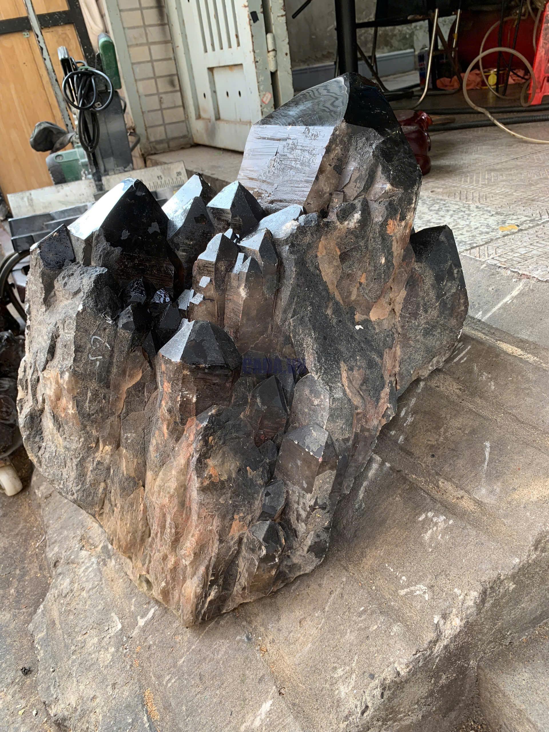 THẠCH ANH KHÓI BIẾN THỂ THÁP - SMOKY QUARTZ KL: 65KG