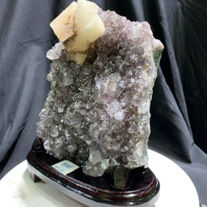 Vỉ Thạch Anh Tím có khoáng tóc cộng sinh Calcite - Amethyst kèm đế gỗ KT: 22x16cm - KL: 1.524kg