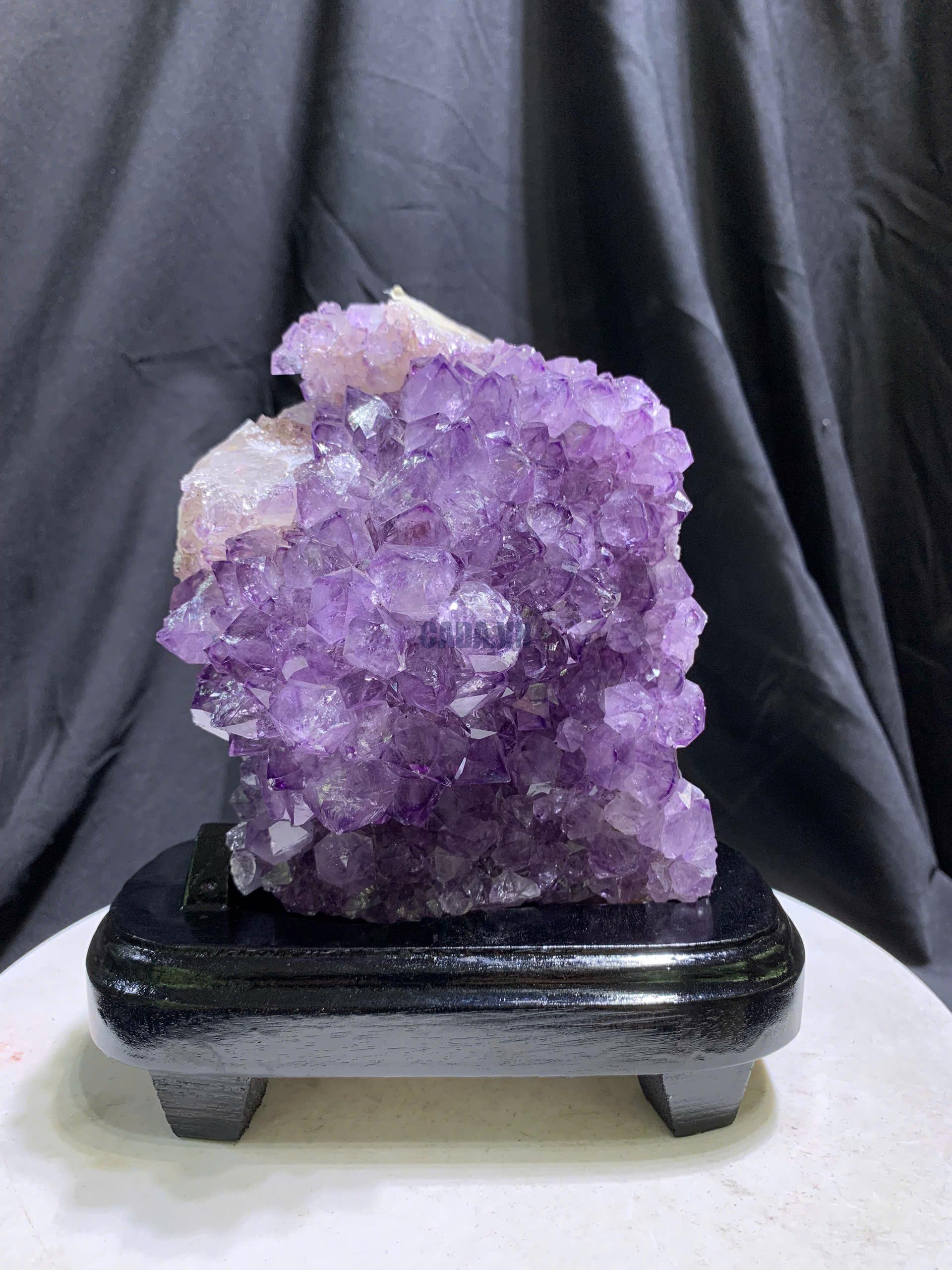 Vỉ Thạch Anh Tím có cộng sinh Calcite - Amethyst kèm đế gỗ KT: 17x12cm - KL: 1.42kg