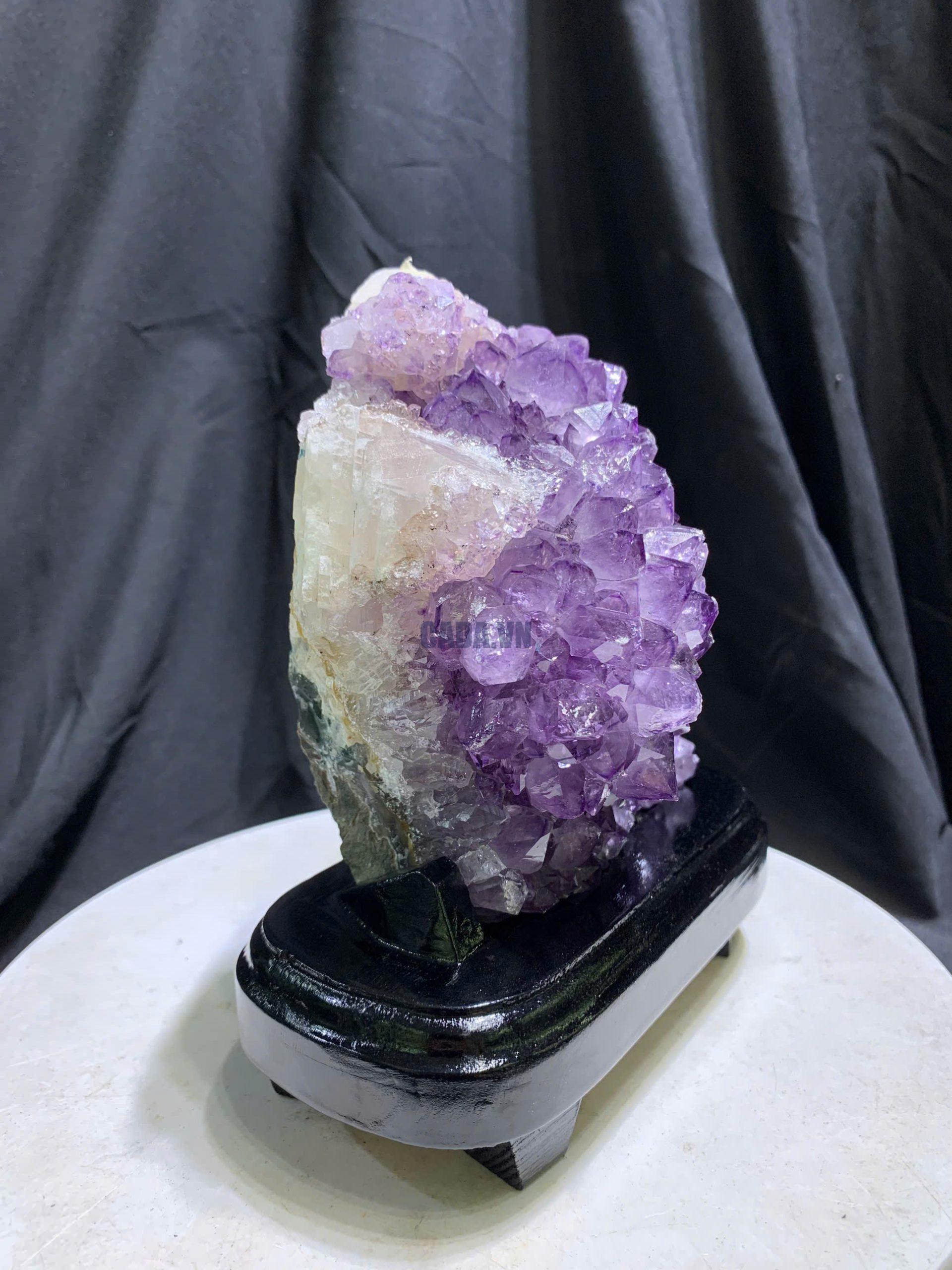 Vỉ Thạch Anh Tím có cộng sinh Calcite - Amethyst kèm đế gỗ KT: 17x12cm - KL: 1.42kg