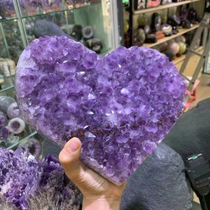 Trái tim Thạch Anh Tím - Amethyst Heart kèm đế gỗ KT: 22x20cm - KL: 2.6kg