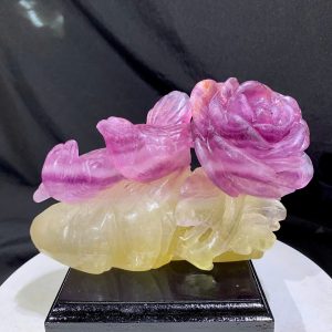 Tác Phẩm Tượng Đôi Chim Uyên Ương và Hoa Mẫu Đơn đá Fluorite KT: 10.5x18cm, KL: 1.565kg