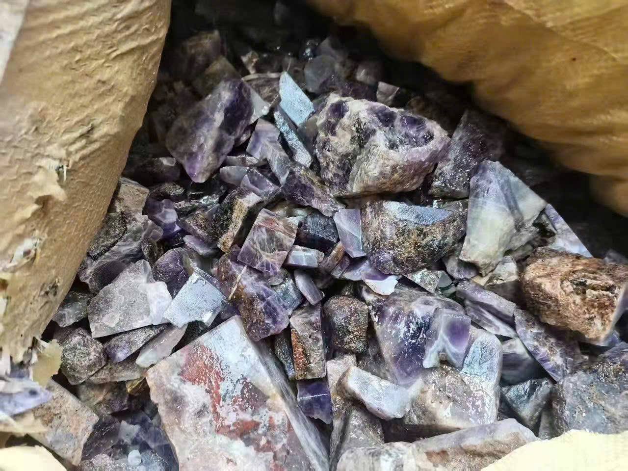 đá thô thạch anh tím rải nền